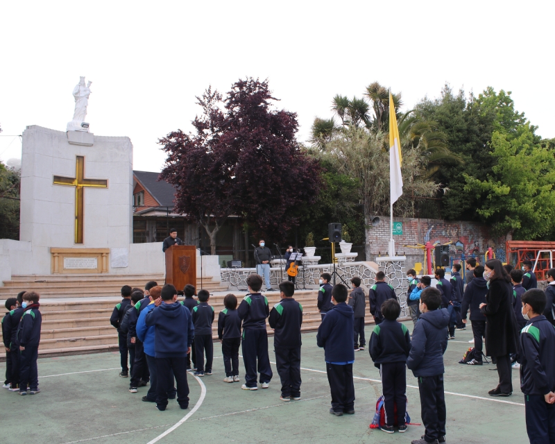 Estudiantes y educadores inician la mañana en oración en el Mes de María