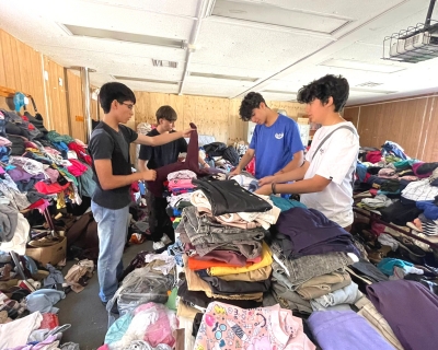Nuestros jóvenes salesianos colaboran en Centro de Acopio para damnificados por los Incendios