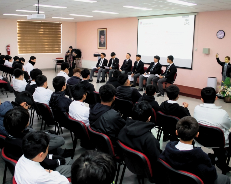 Estudiantes de 8° básico participan en conversatorio sobre su opción vocacional para la enseñanza media
