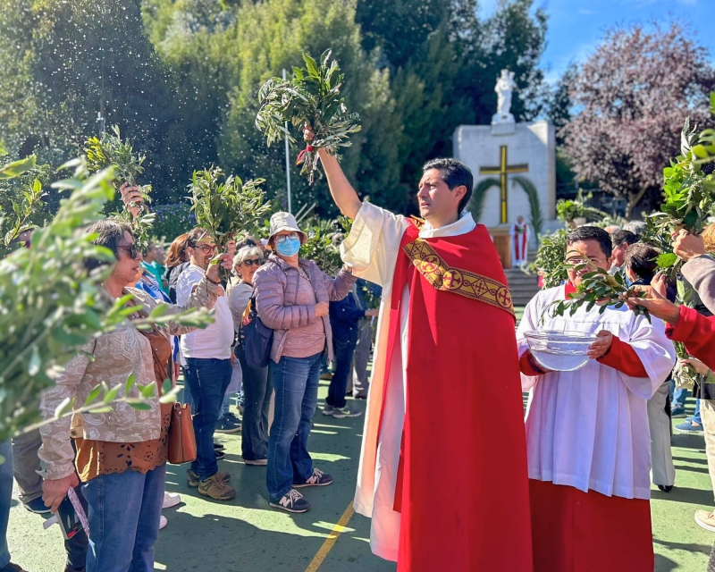 Comunidad Educativa Pastoral Se Reúne para Conmemorar la Entrada Triunfal de Jesús a Jerusalén