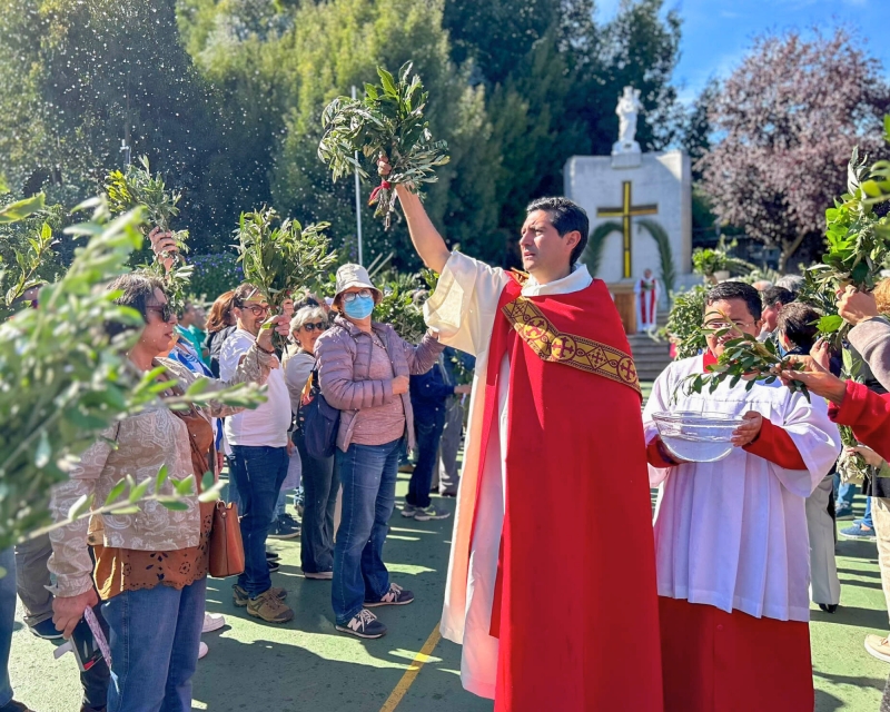 Comunidad Educativa Pastoral Se Reúne para Conmemorar la Entrada Triunfal de Jesús a Jerusalén