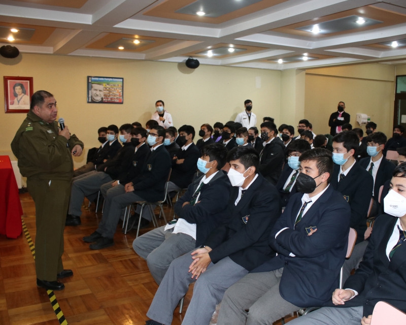 Nuestros estudiantes participan de instancias formativas con oficiales de Carabineros de Chile