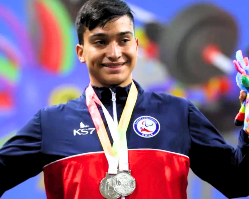 Matías Pezo, estudiante salesiano, brilla en los Juegos Parapanamericanos Juveniles con doble medalla de plata en powerlifting