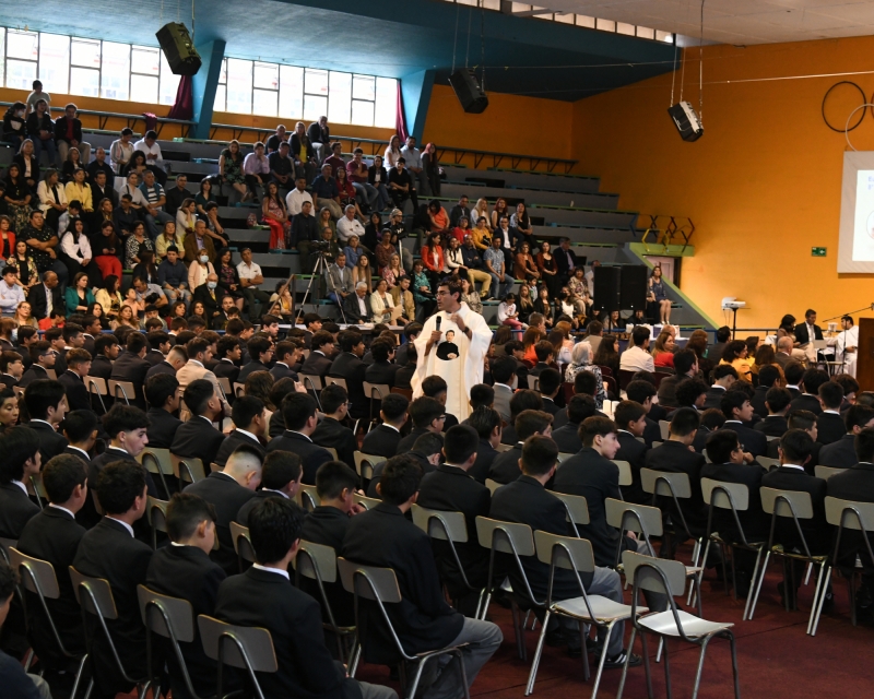 Estudiantes salesianos y sus familiares participan de la eucaristía de finalización de los octavos básicos