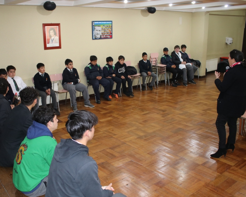 Directivos de nuestro colegio se reúnen con estudiantes que nos representan en el Deporte