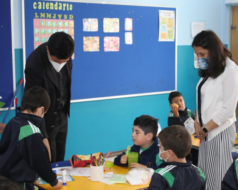 Nuestros pequeños de prekínder reciben la visita de la Rectora y el Director