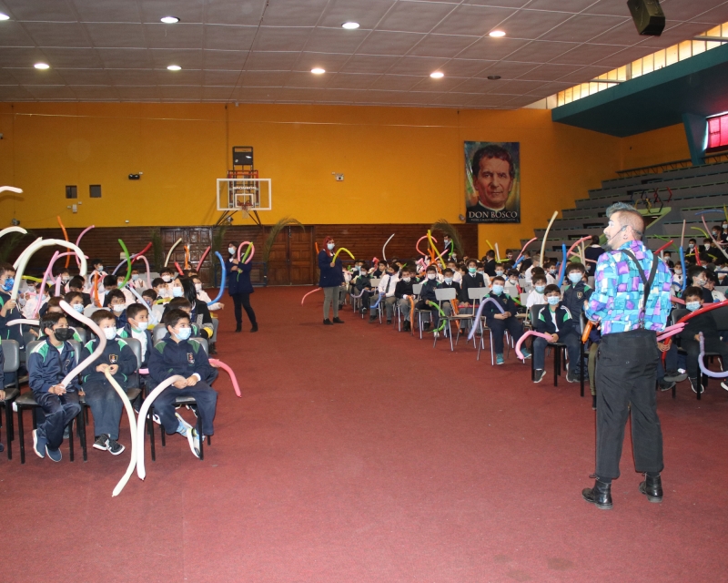 Show de globoflexia, circo y magia para los estudiantes salesianos