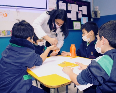 La Rectora de nuestro Colegio lidera actividad artística inspiradora para los estudiantes de kinder, fomentando la expresión creativa y la colaboración en comunidad