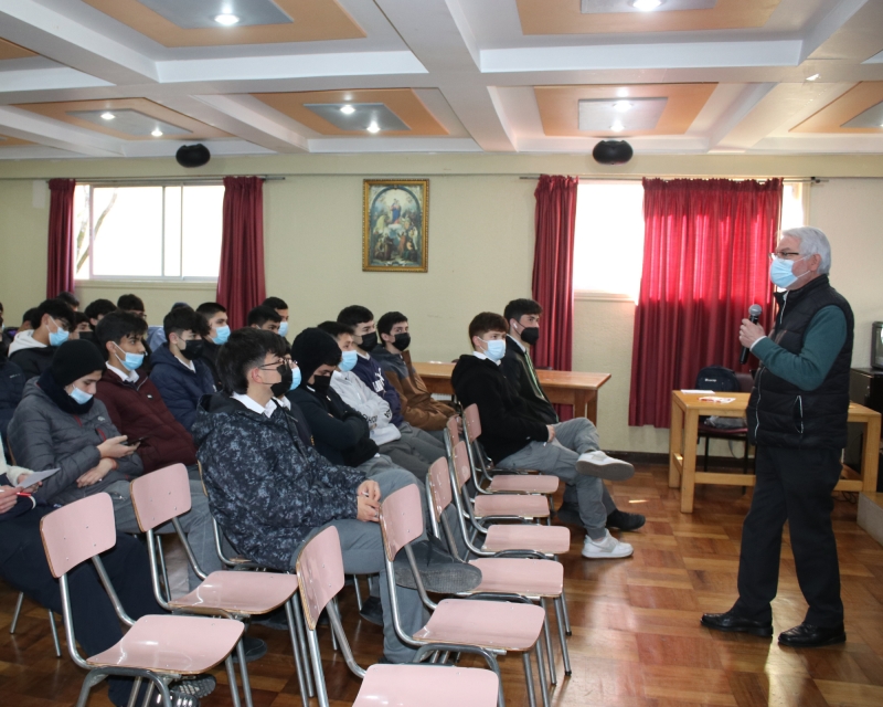 Estudiantes del Área Técnica reciben charlas educativas de parte de INACAP