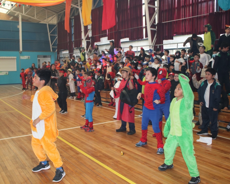 Los estudiantes de enseñanza básica celebraron la fiesta de la luz “Holywins”