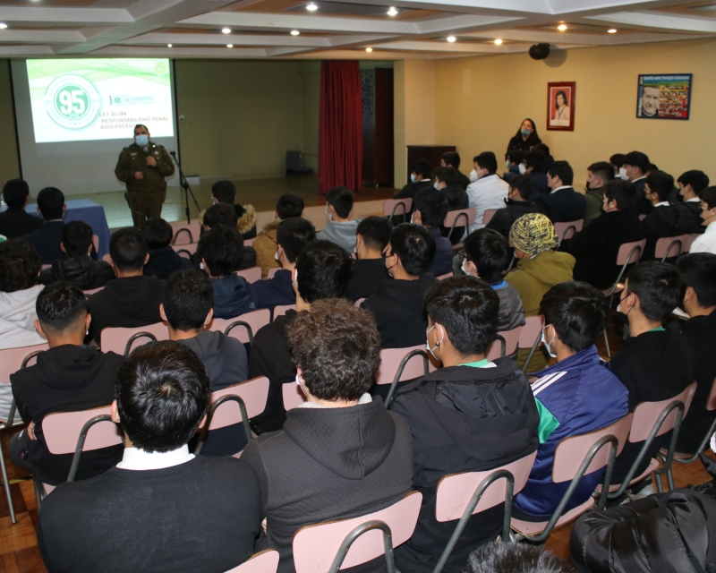 Charla sobre prevención de drogas y violencia dictó Carabineros a estudiantes salesianos