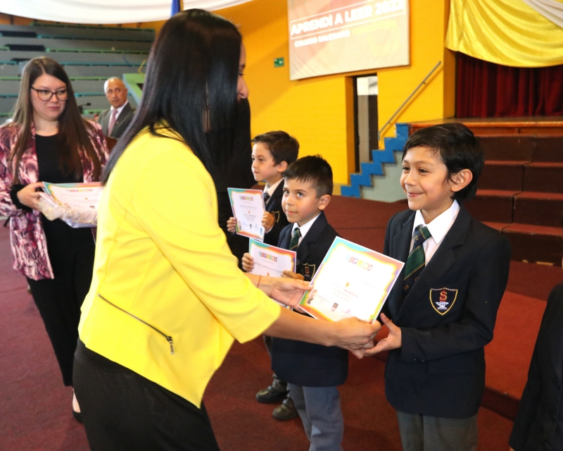 Estudiantes de primer año básico reciben su reconocimiento en la ceremonia de &quot;Aprendí a Leer&quot;