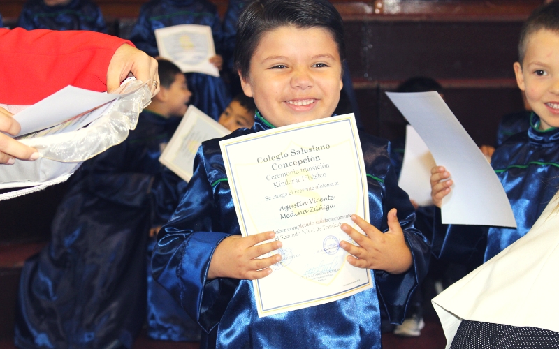 Kinder da su primer paso a la Enseñanza Básica