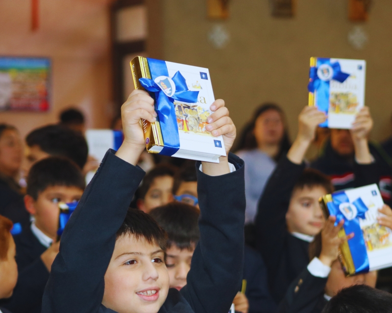 Estudiantes de 2° Básico Reciben la Biblia en Evento Especial