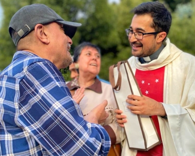 El Padre Daniel Cerda Santander, SDB: Orgullo de la Comunidad Penquista en su Emotiva Visita como Nuevo Sacerdote Salesiano